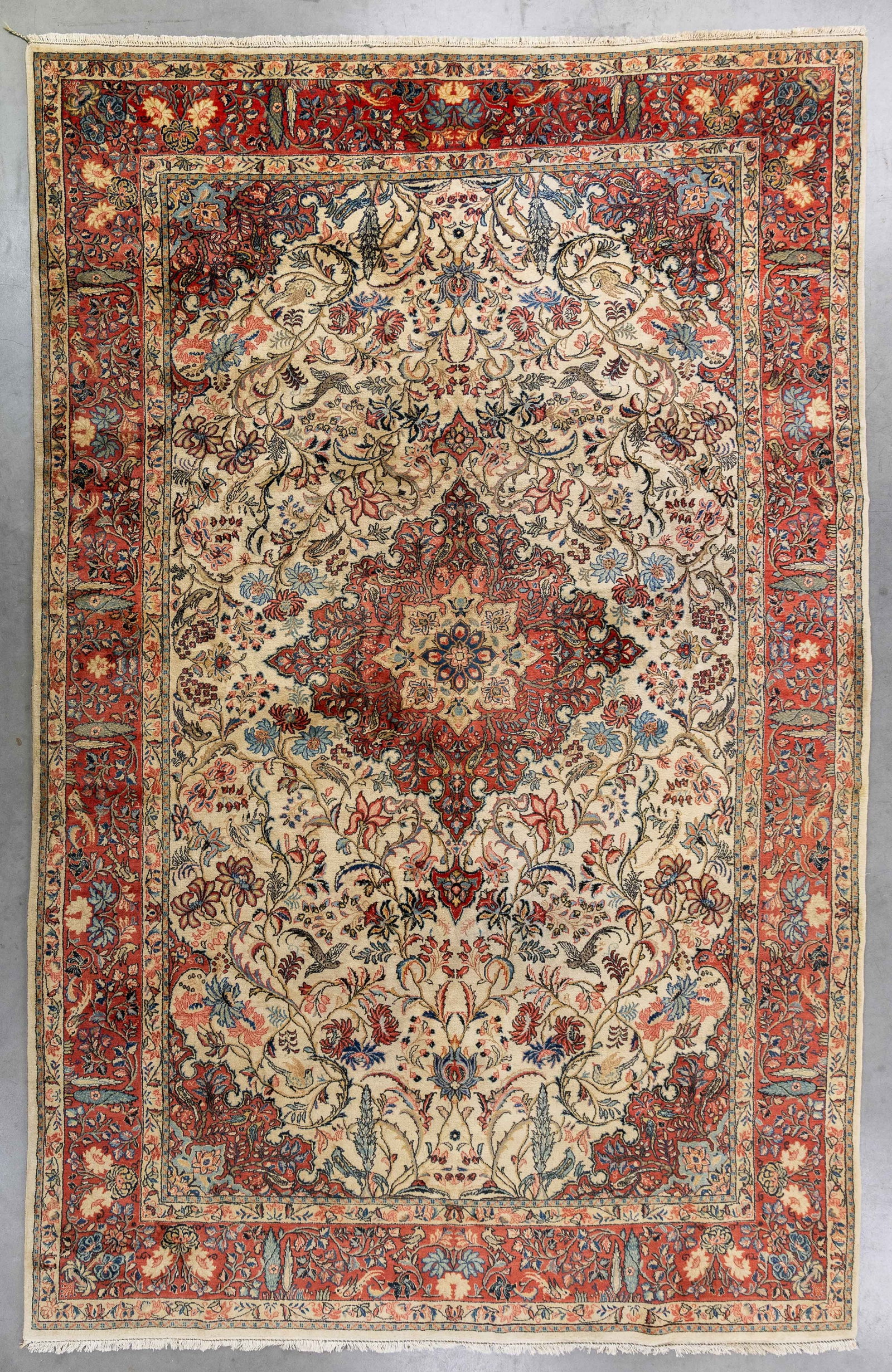 A Large Oriental hand-made carpet, Kashan, Iran (376 x 245 cm).: A Large Oriental hand-made carpet, Kashan, Iran (376 x 245 cm). (245 x 376 x 0 cm)
