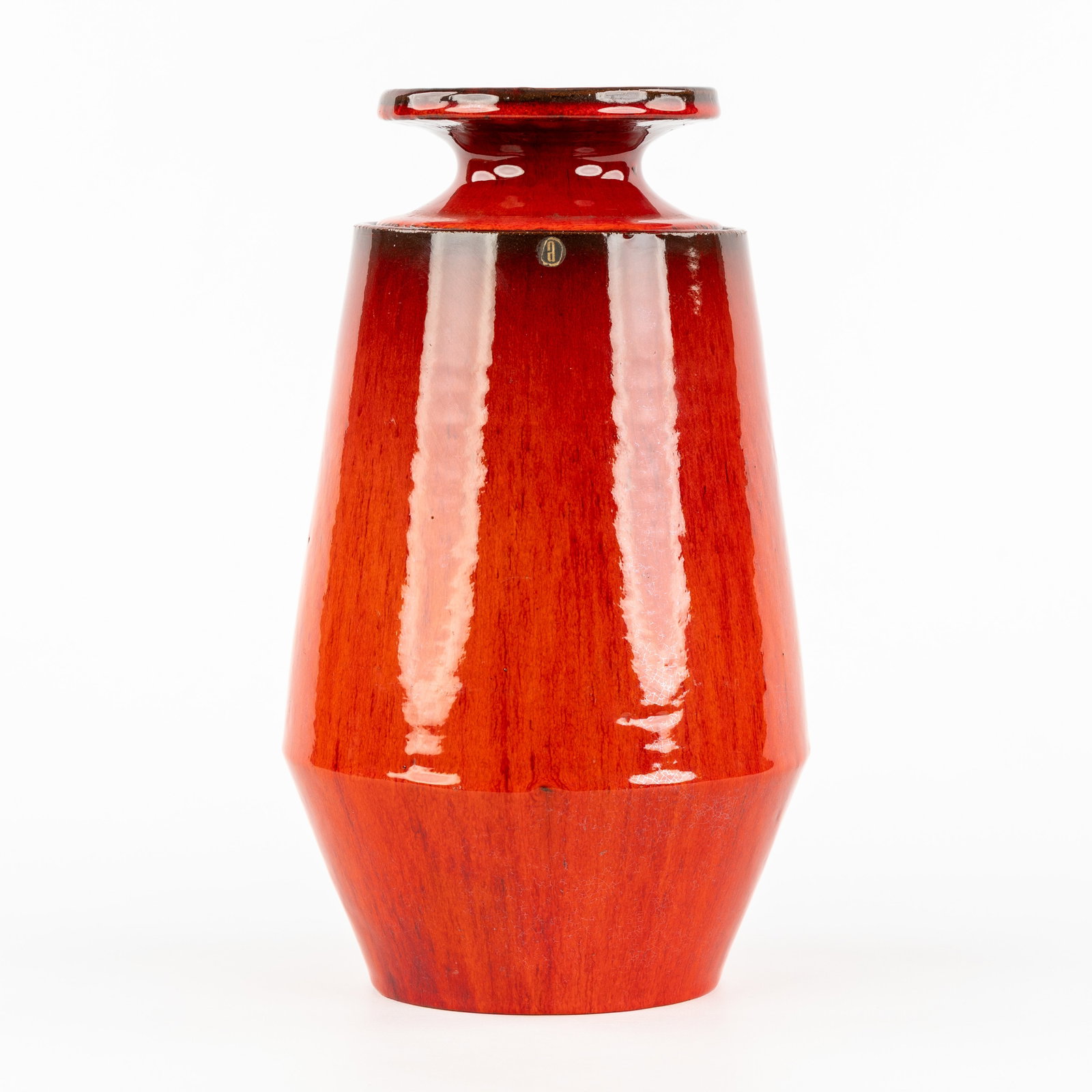 Rogier Vandeweghe (1923–2020) ‘Red Vase with a lid’, glazed ceramic for Amphora.: Rogier Vandeweghe (1923–2020) ‘Red Vase with a lid’, glazed ceramic for Amphora. Unsigned. (17 x 31 x 0 cm)