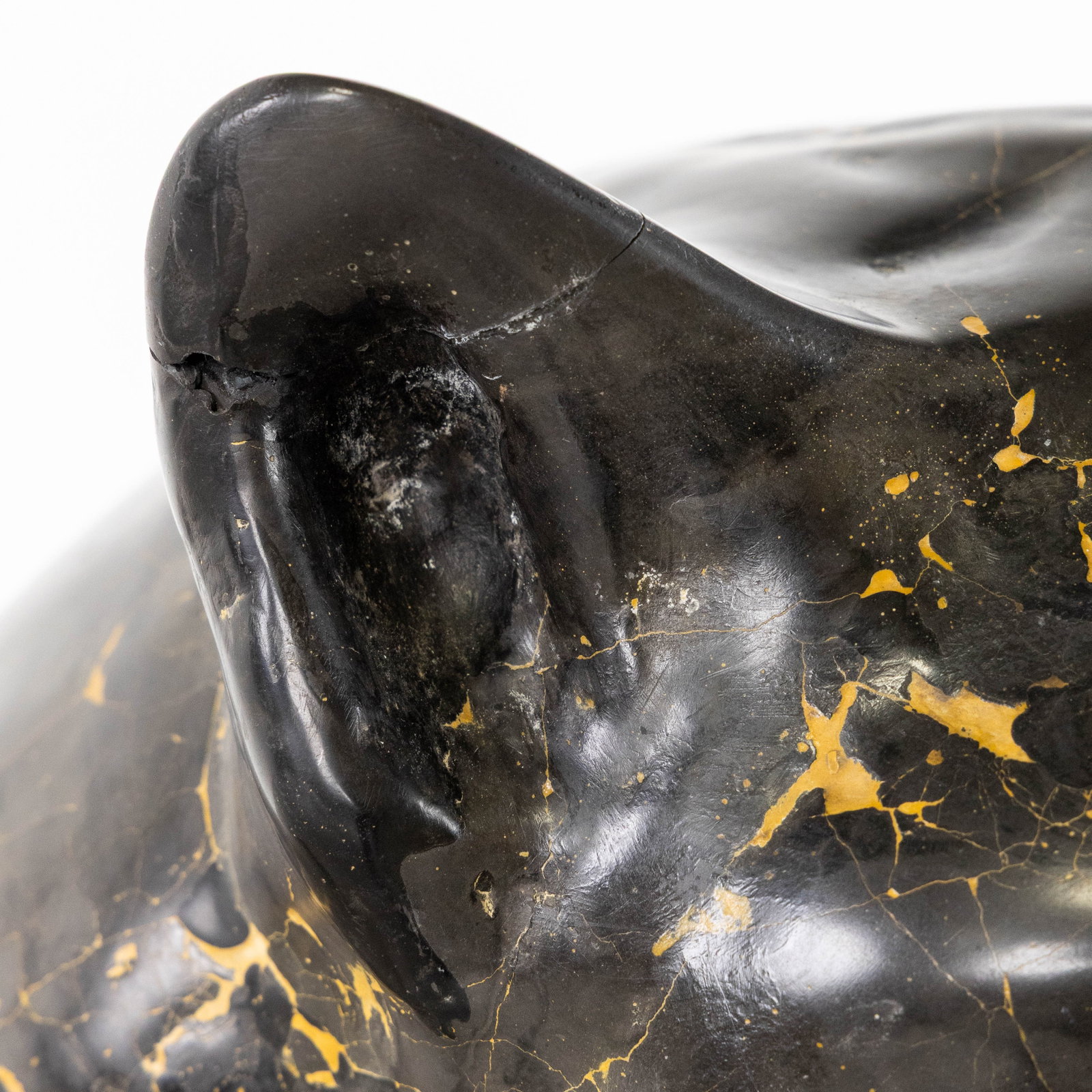 Chris Tap (1973) ‘Panther’, a sculpture with glass eyes. - 10