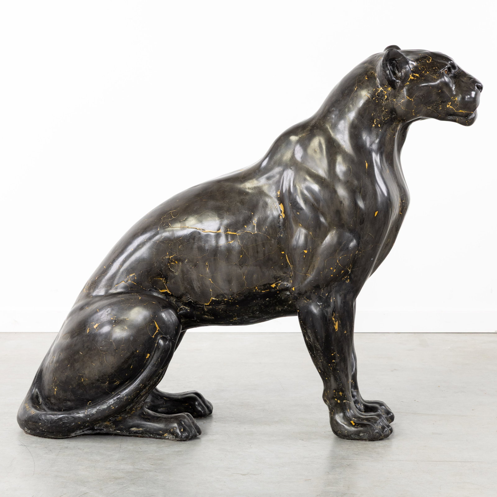 Chris Tap (1973) ‘Panther’, a sculpture with glass eyes. - 3