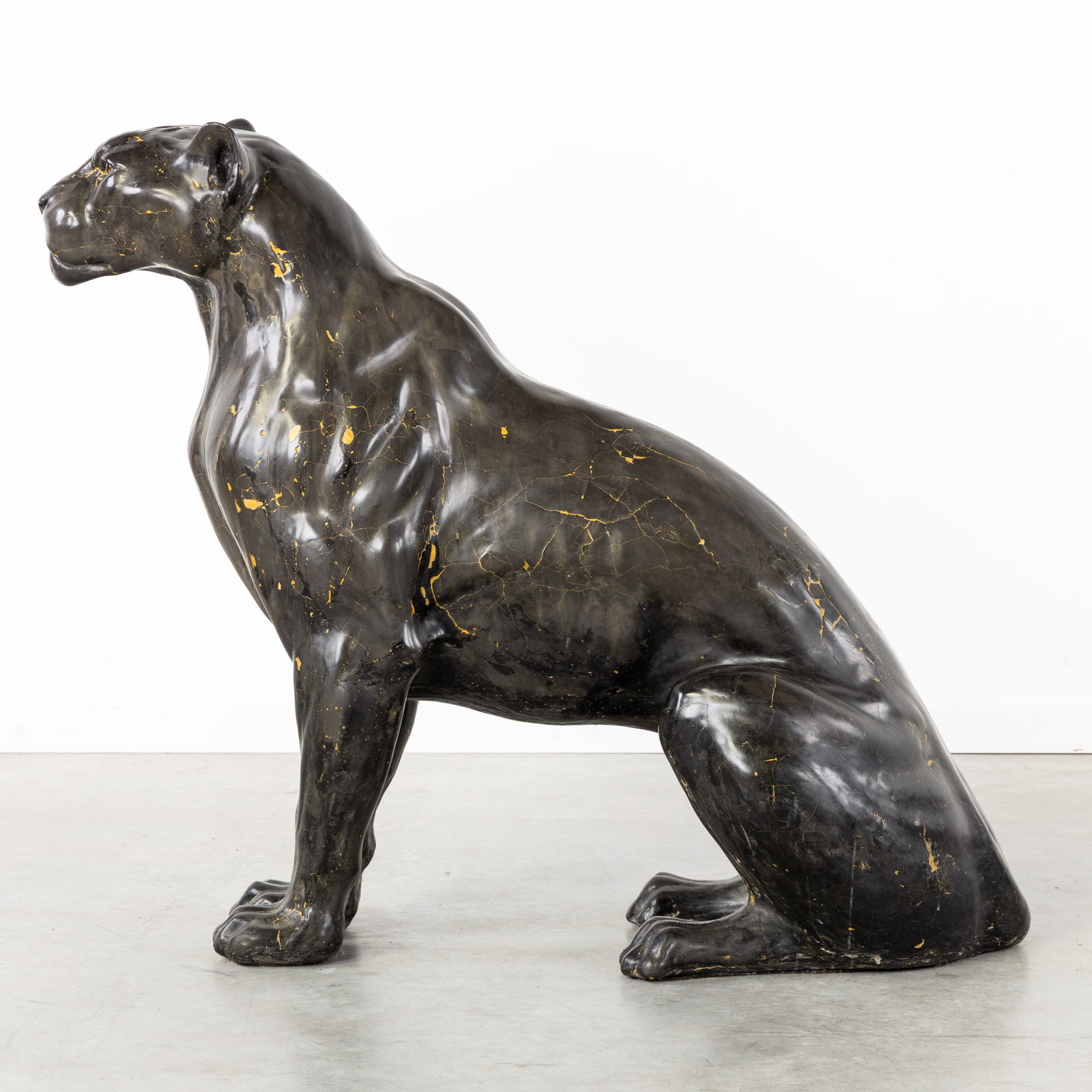 Chris Tap (1973) ‘Panther’, a sculpture with glass eyes. - 5