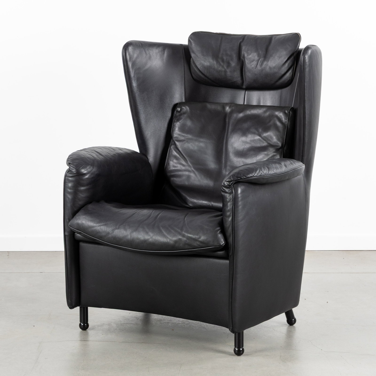 De Sede, DS23, a black leather armchair. Switzerland, circa 1980.: De Sede, DS23, a black leather armchair. Switzerland, circa 1980. Black leather.De Sede, model DS23.Armchair.Design of Franz-Josef Schulte.Marked 'de Sede of Switzerland'.
