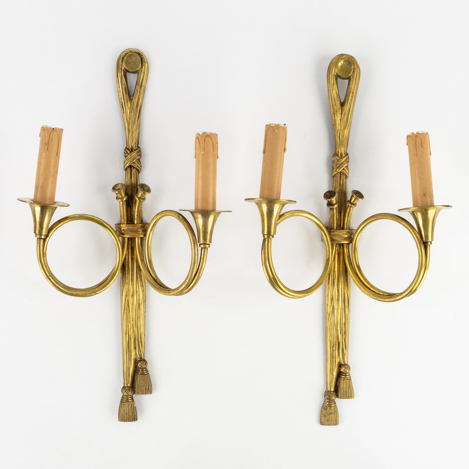 Maison Boler, a pair of wall lights or wall sconces with hunting horn decoration, gilded bronze.: Maison Boler, a pair of wall lights or wall sconces with hunting horn decoration, gilded bronze. Gilded bronze.Two light points per wall light.Marked for Maison Boler, Rue Saint-Honoré, Paris.<
