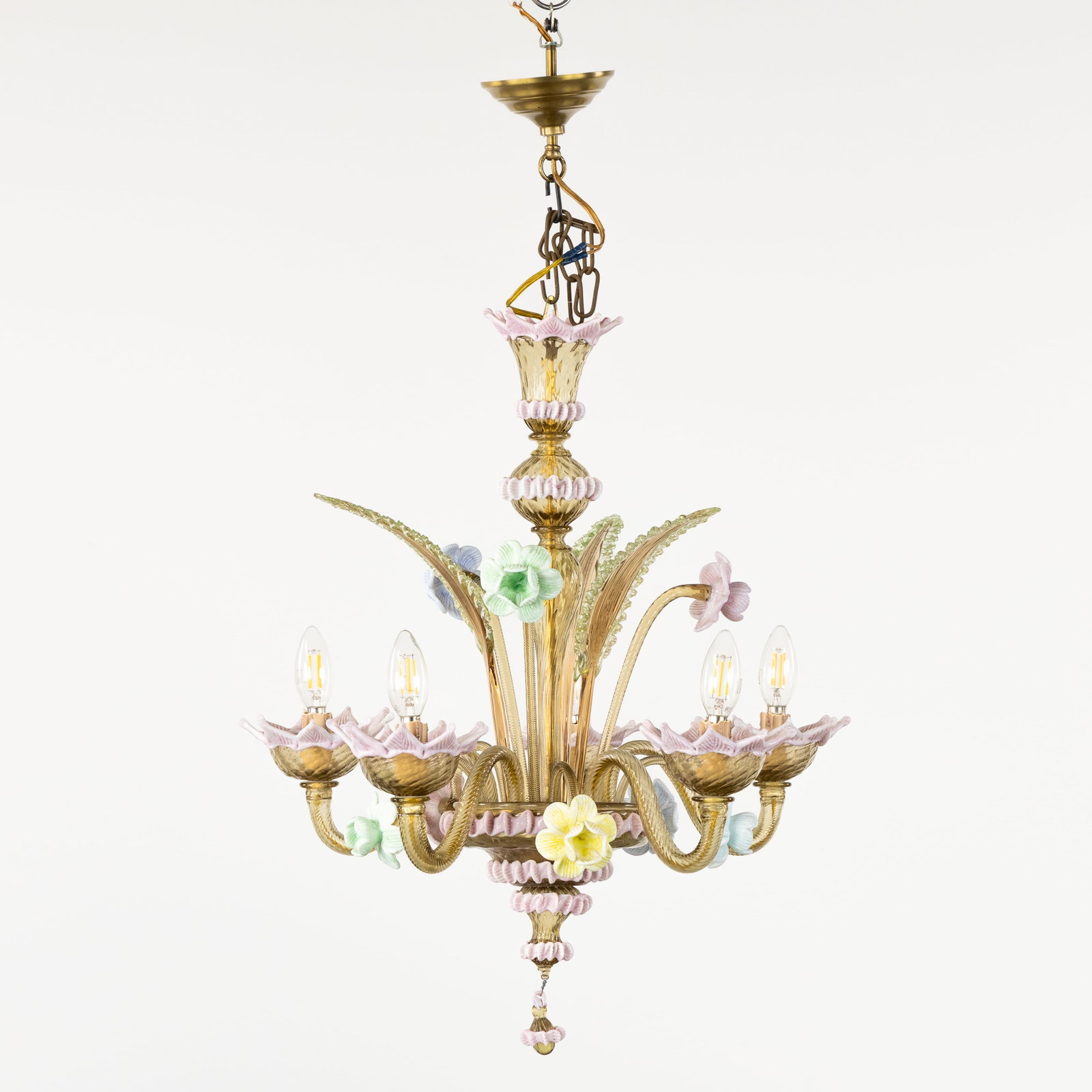 A decorative Venetian chandelier, made of coloured and brown glass. Murano, Italy, 20th C.: A decorative Venetian chandelier, made of coloured and brown glass. Murano, Italy, 20th C. Finished with a floral design.20th century. (53 x 86 x 0 cm)