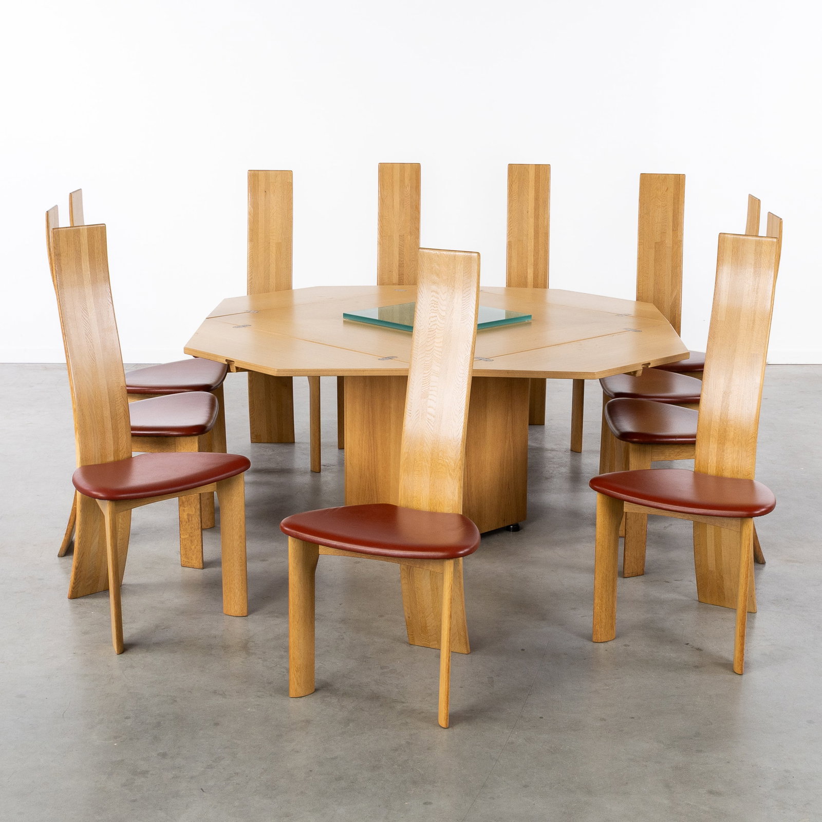 Bob Van Den Berghe (XX) ‘Iris’ & Cirkante Tafel, a set of 11 chairs and a dining table (1 of 9)