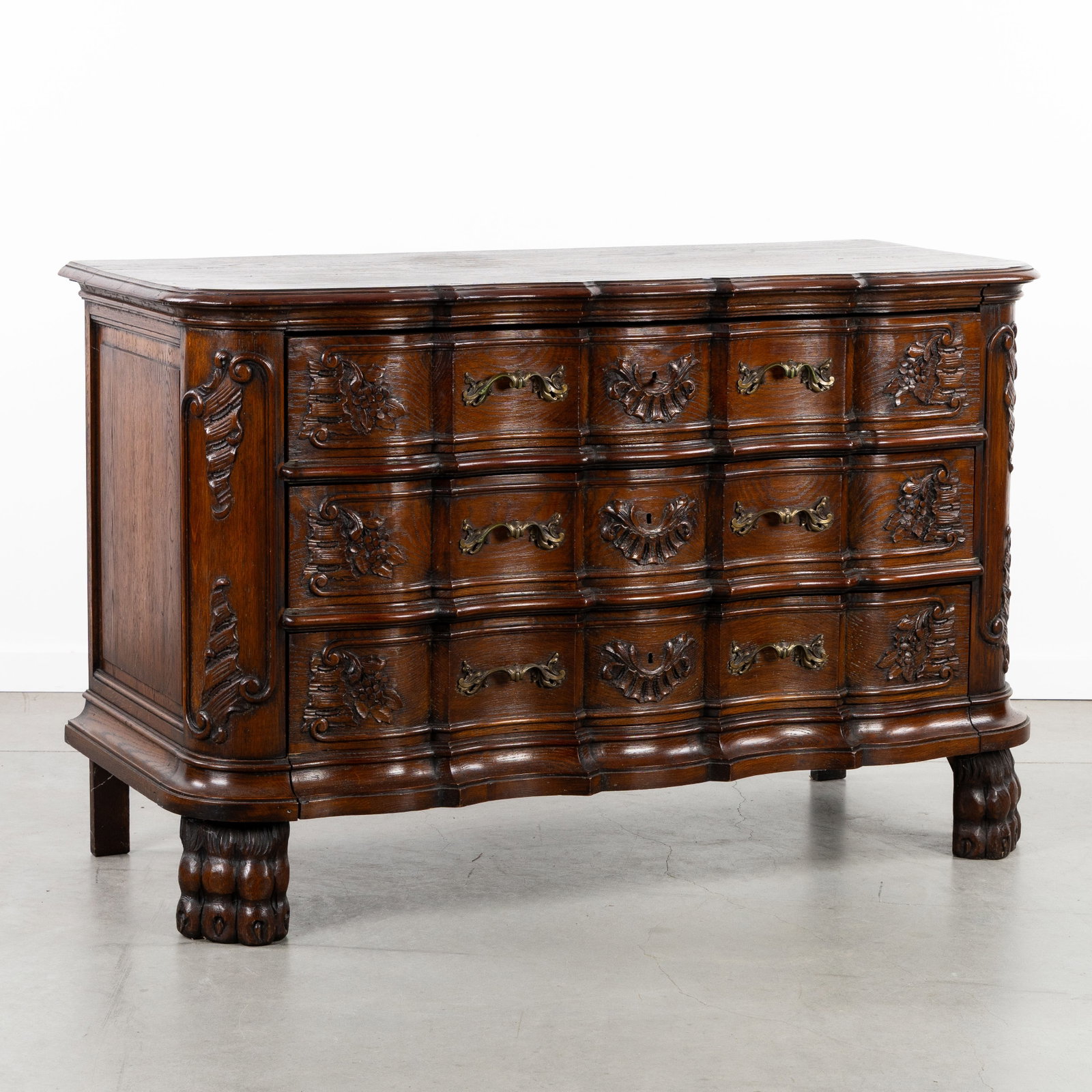 An Oak Crossbow chest of drawers on claw feet, Louis XV style, Southern Europe. (1 of 10)