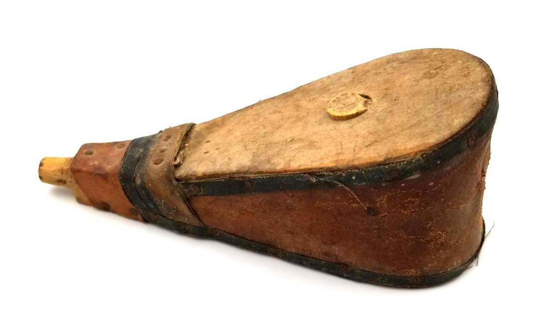 18th Century miniature wig bellow: This lot contains an antique, mini wig bellow made from wood and leather. Width: 2 inches Length: 5.5 inches Height: 2 inches