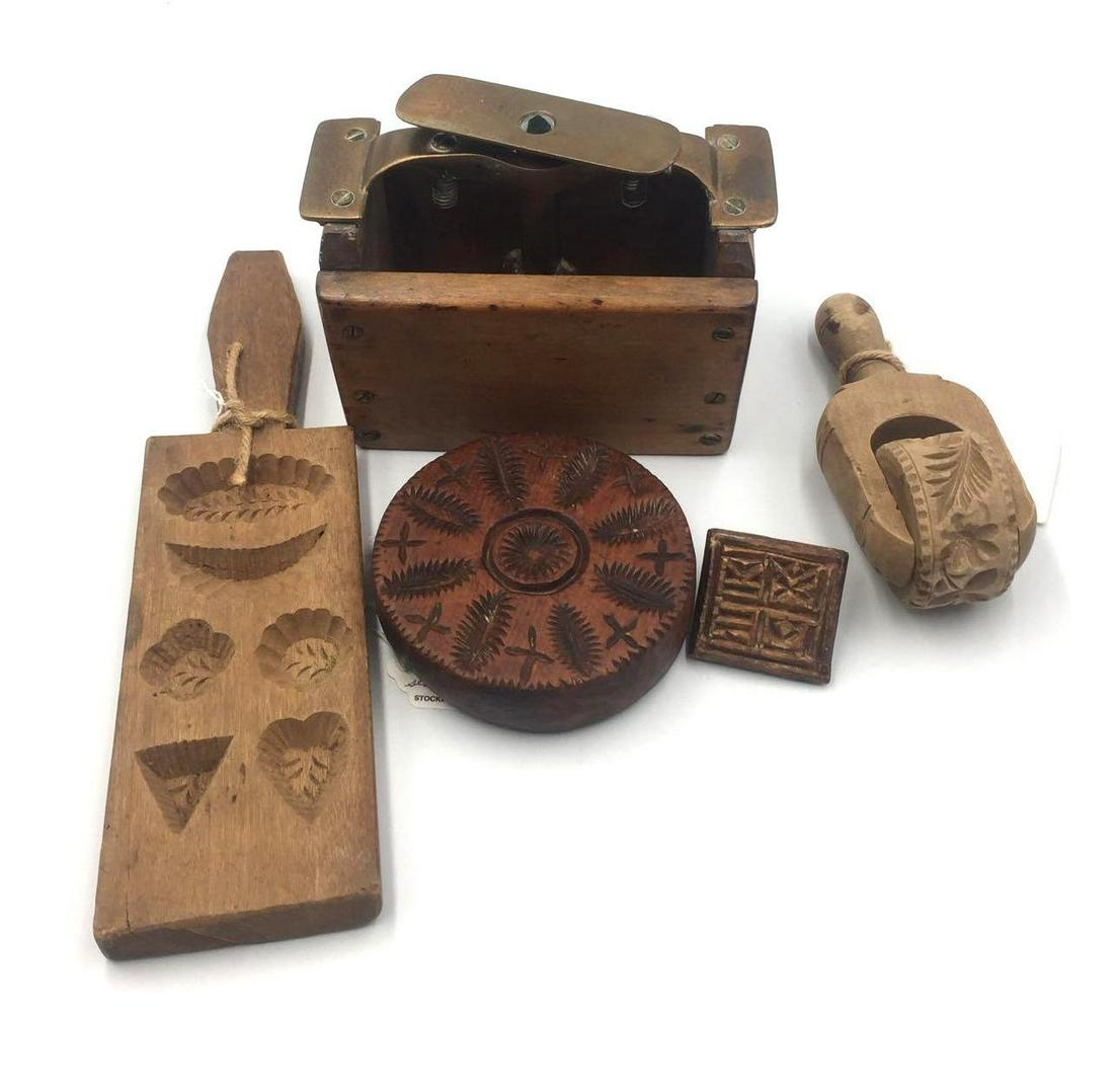 Wooden Butter Molds/Cookie Prints Collection B: This lot contains 5 butter molds of various sizes and mold shapes. Some show some wear and stress cracks in the wood on the base but in good usable condition.