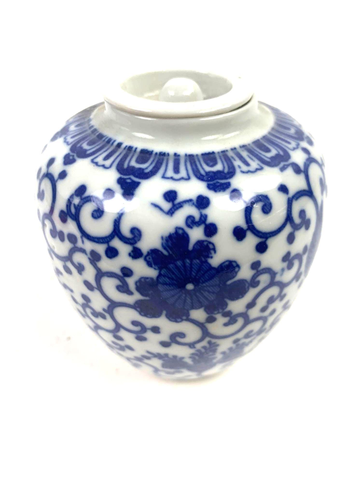 Blue and White Porcelain Ginger Jar with Lid: Blue and White Porcelain Ginger Jar with Lid 5 X 4 inches