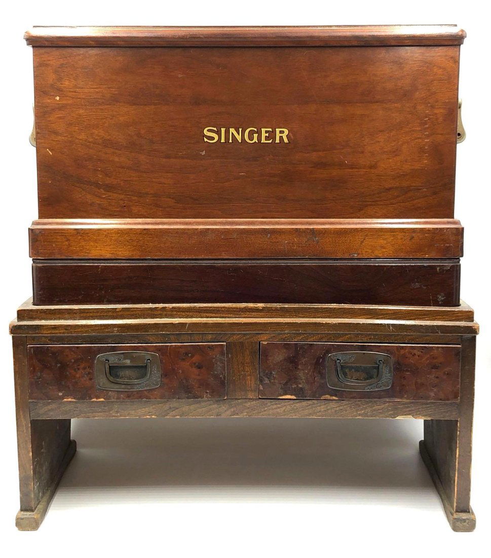 Vintage Singer Sewing Machine in Case (1 of 16)