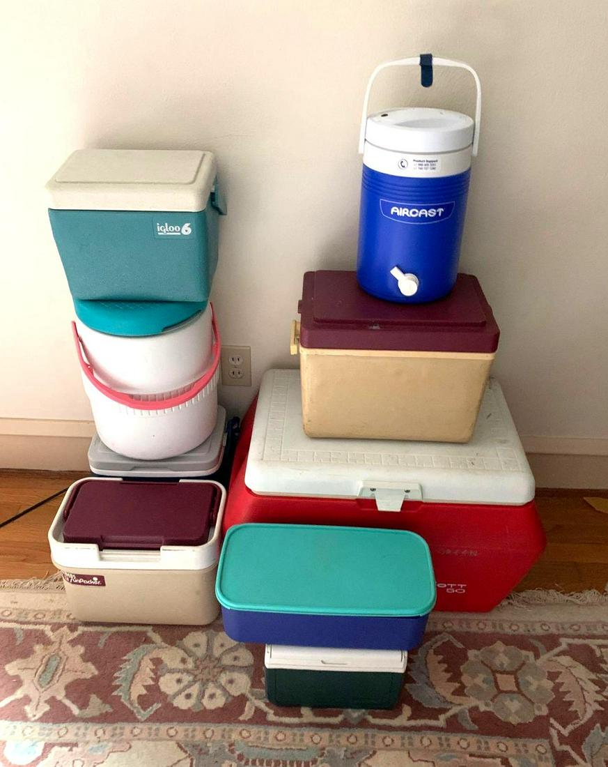 Igloo Ice Chest: Several ice chest of various sizes and by brands such as Igloo and Aircast. ** Notice: This lot is located, in Hampton, Virginia. It requires pickup, in Hampton - only on June 13th and 14th, between 1