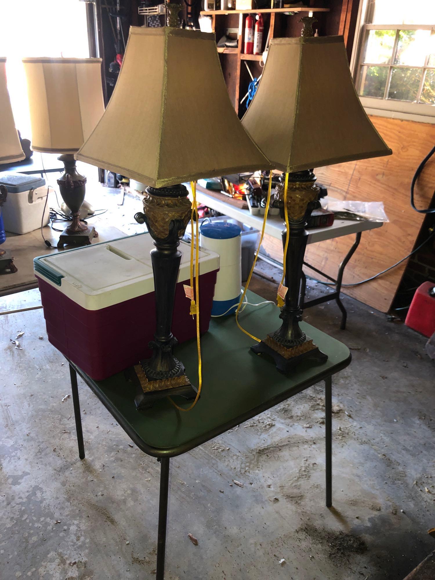 Table Cooler Lamps and Tea Maker: lot to include the contents on top of green card table. Items include a pair of lamps a vintage igloo cooler and an iced tea maker. ** Notice: This lot is located, in Hampton, Virginia. It requires pi