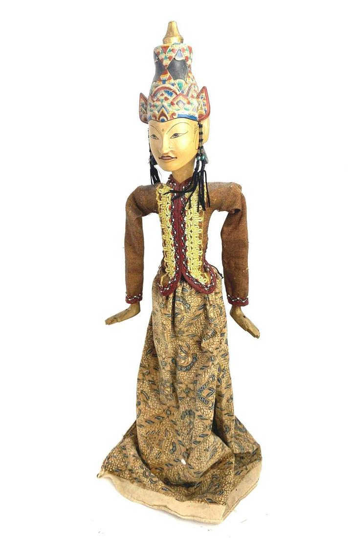 Indonesian Java Wayang Golek Puppet: Indonesian Java Wayang Golek Puppet Medium: Mixed Media Dimensions: 21 inches tall Condition: Excellent Additional Information: Vintage Indonesian Java Wayang Golek puppet. Puppet includes original 