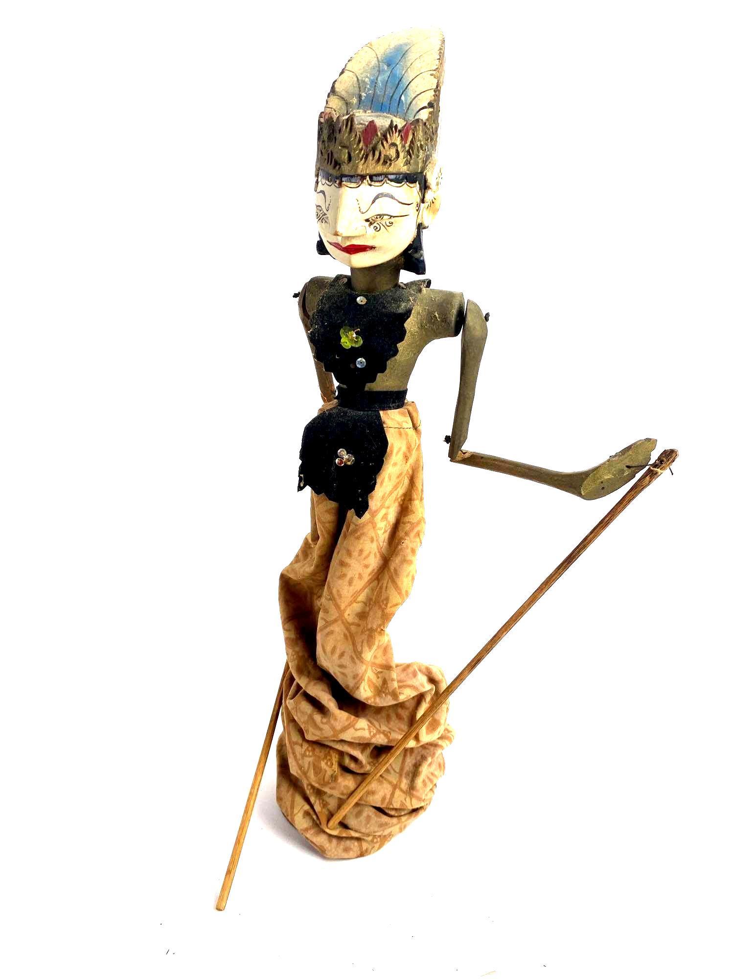 Indonesian Java Wayang Golek Puppet: Indonesian Java Wayang Golek Puppet Medium: Mixed Media Dimensions: 18 inches tall. Condition: Excellent Additional Information: Vintage Indonesian Java Wayang Golek puppet. Puppet includes original s