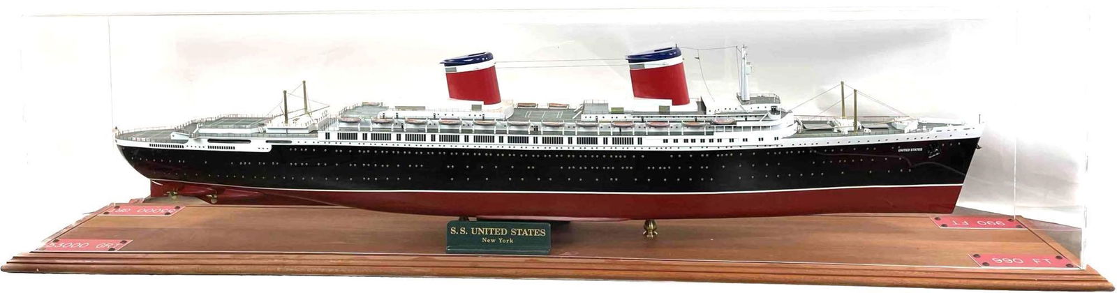 SS United States New York Liner Model Ship in Case (1 of 20)