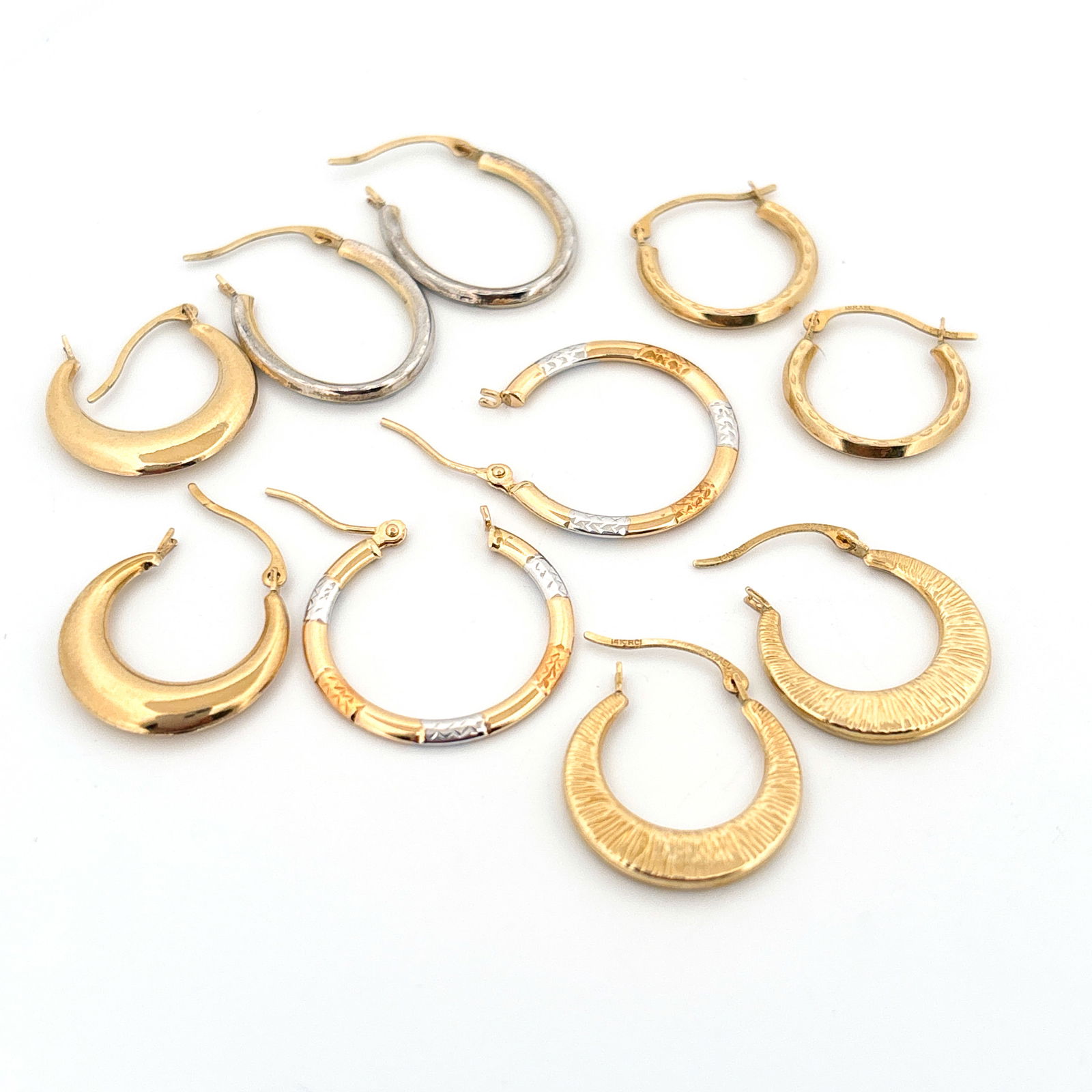 14K Gold 5 Pairs of Hoop Earrings Earrings .09ozt (1 of 4)