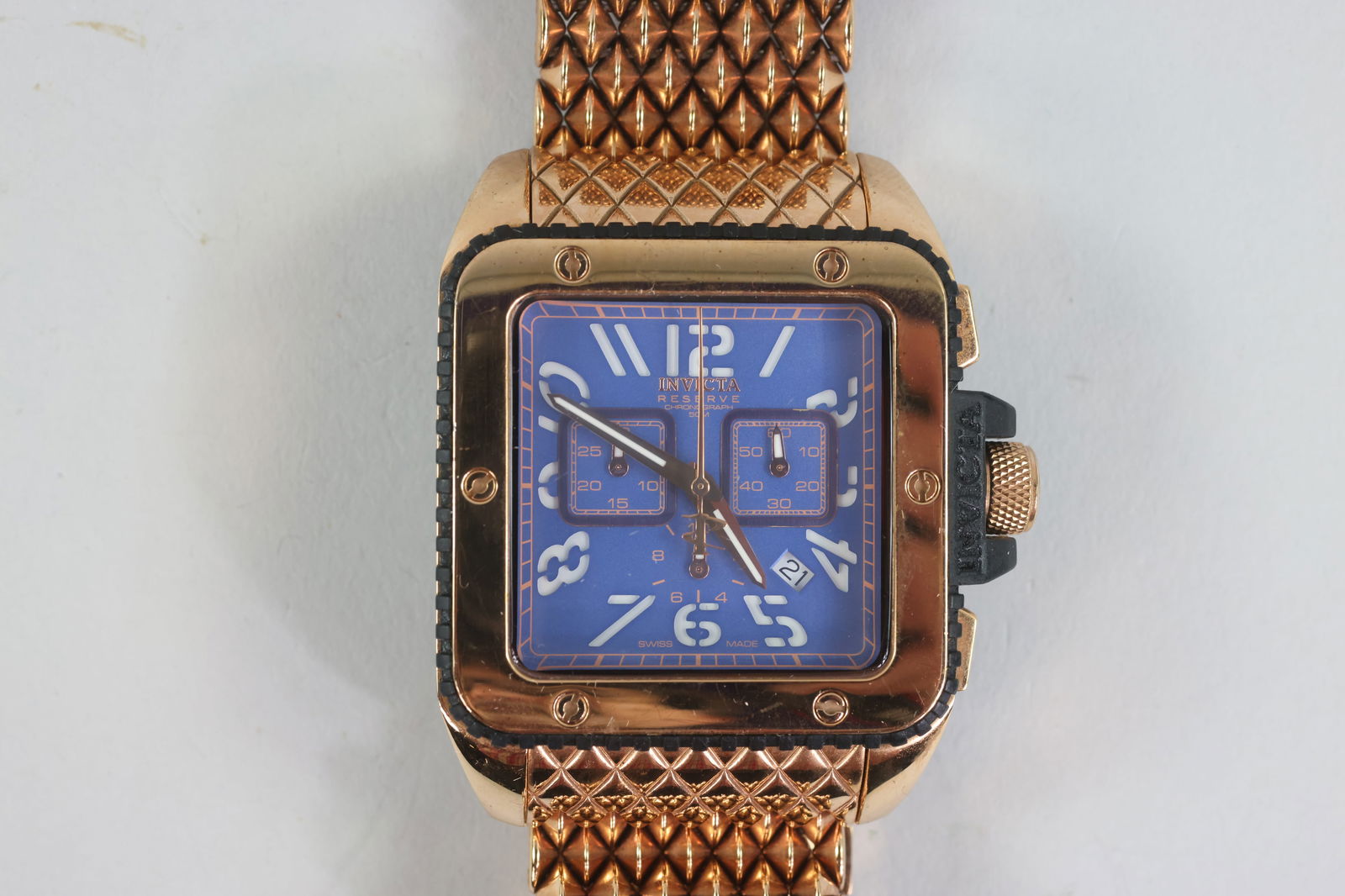 Invicta Reserve Watch (1695): Cuadro chronograph Case Size: 43 Case Material: Stainless steel Material: Polyurethane Crown Type: Push Crystal Type: Flame fusion Dial Material: Metal Movement Component: Swiss Caliber: 5040.D