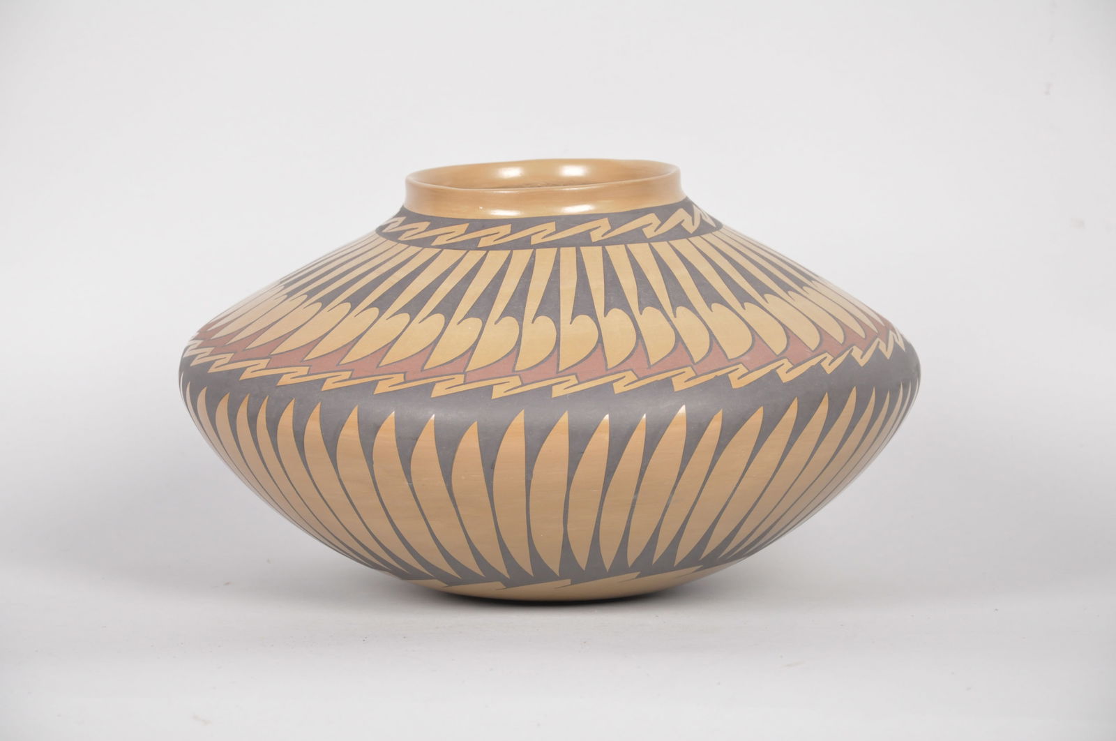 Gloria Hernandez, Southwest Native American Acoma Stylized Pottery Vase (1 of 7)