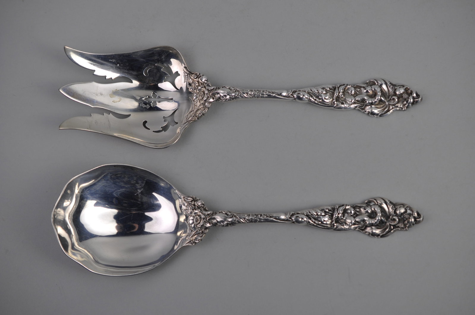 Reed Barton Les Six Fleurs Sterling Serving Set: ?Metal: Sterling Silver Manufacturer:?Reed & Barton Dimensions:? Approx 10" Weight:? 11.72 ozt Condition: Light to Moderate Patina