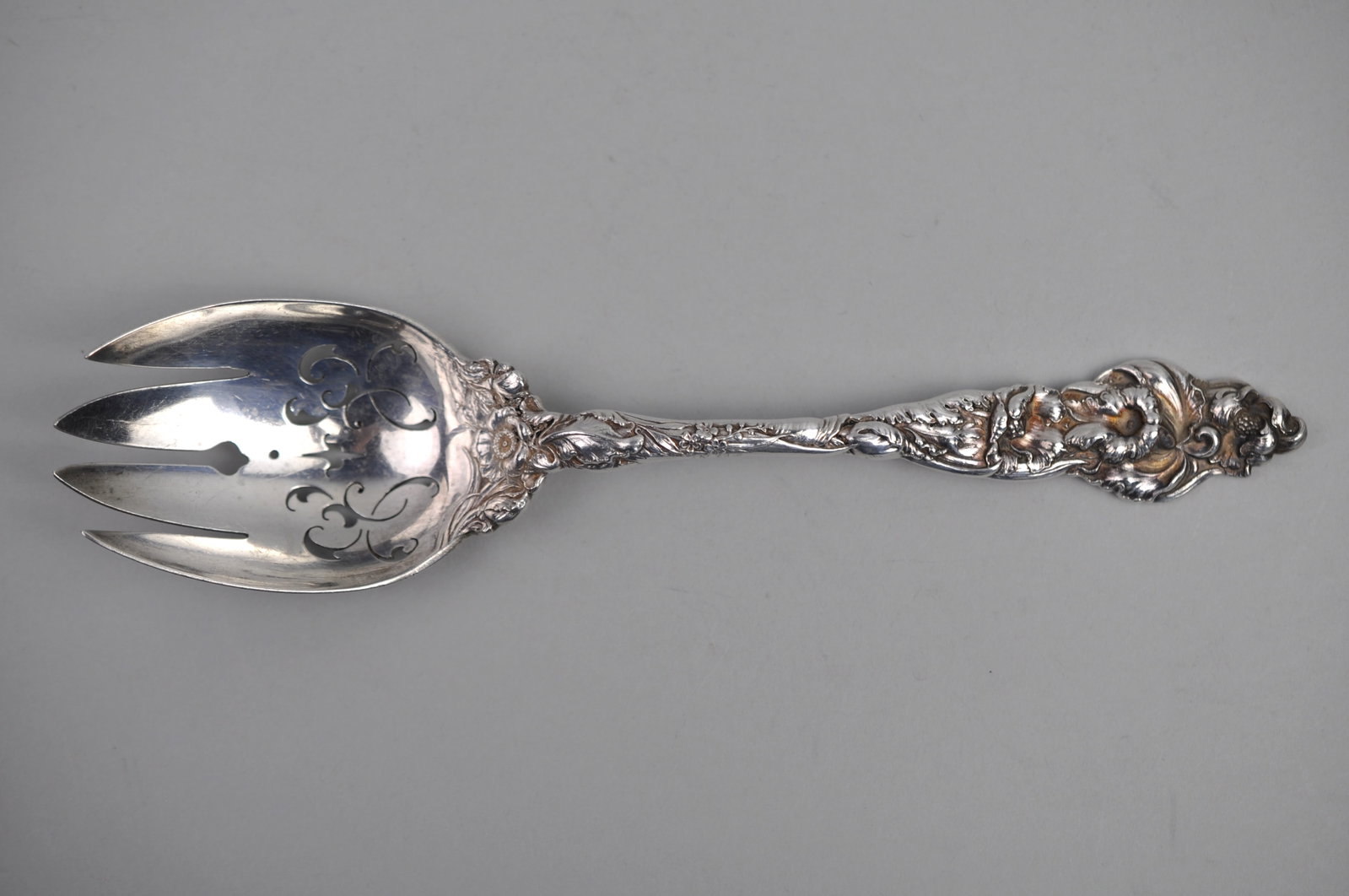 Reed Barton Les Six Fleurs Salad Fork: ?Metal: Sterling Silver Manufacturer:?Reed & Barton Dimensions:?Approx 10" Weight:? 3.94 ozt Condition: Light to Moderate Patina