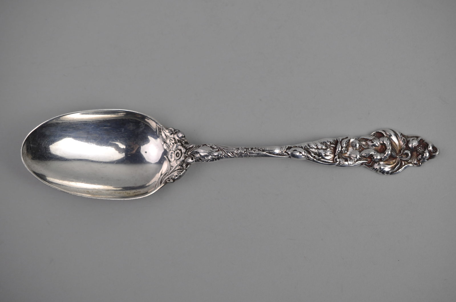 Reed Barton Les Six Fleurs Sterling Serving Spoon: ?Metal: Sterling Silver Manufacturer:?Reed & Barton Dimensions: Approx 10" Weight:? 3.94 ozt Condition: Light to Moderate Patina