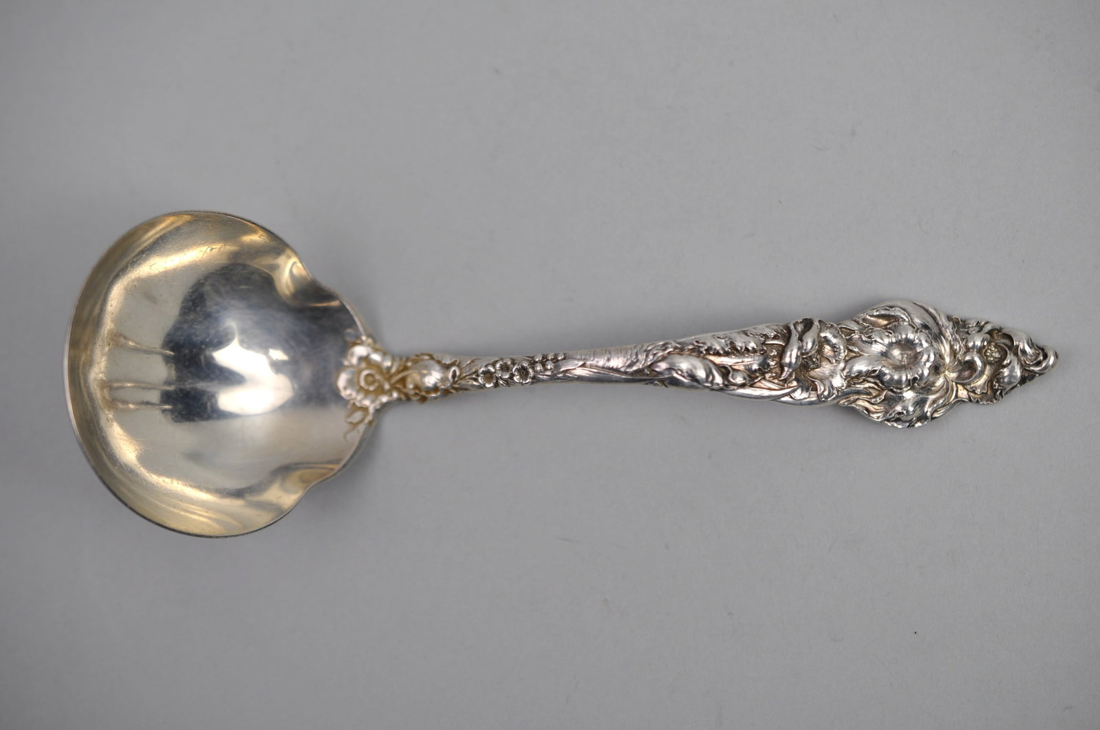 Reed Barton Les Six Fleurs Sterling Oyster Ladle: ?Metal: Sterling Silver Manufacturer:?Reed & Barton Dimensions:?Approx 7" Weight:? 1.99 ozt Condition: Light to Moderate Patina