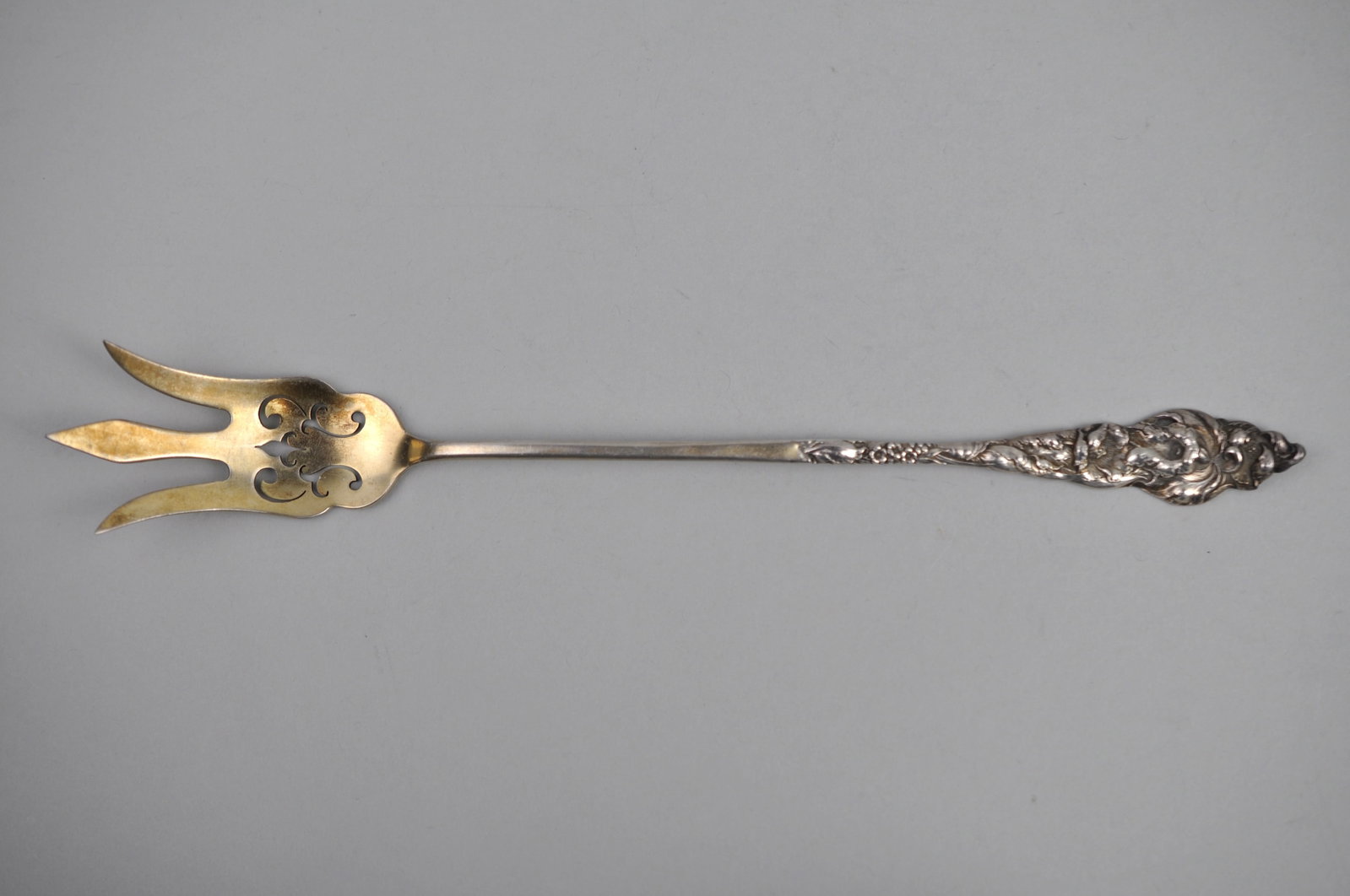 Reed Barton Les Six Fleurs Sterling Serving Fork: ?Metal: Sterling Silver Manufacturer:?Reed & Barton Dimensions:?Approx 10" Weight:? 1.42 ozt Condition: Light to Moderate Patina