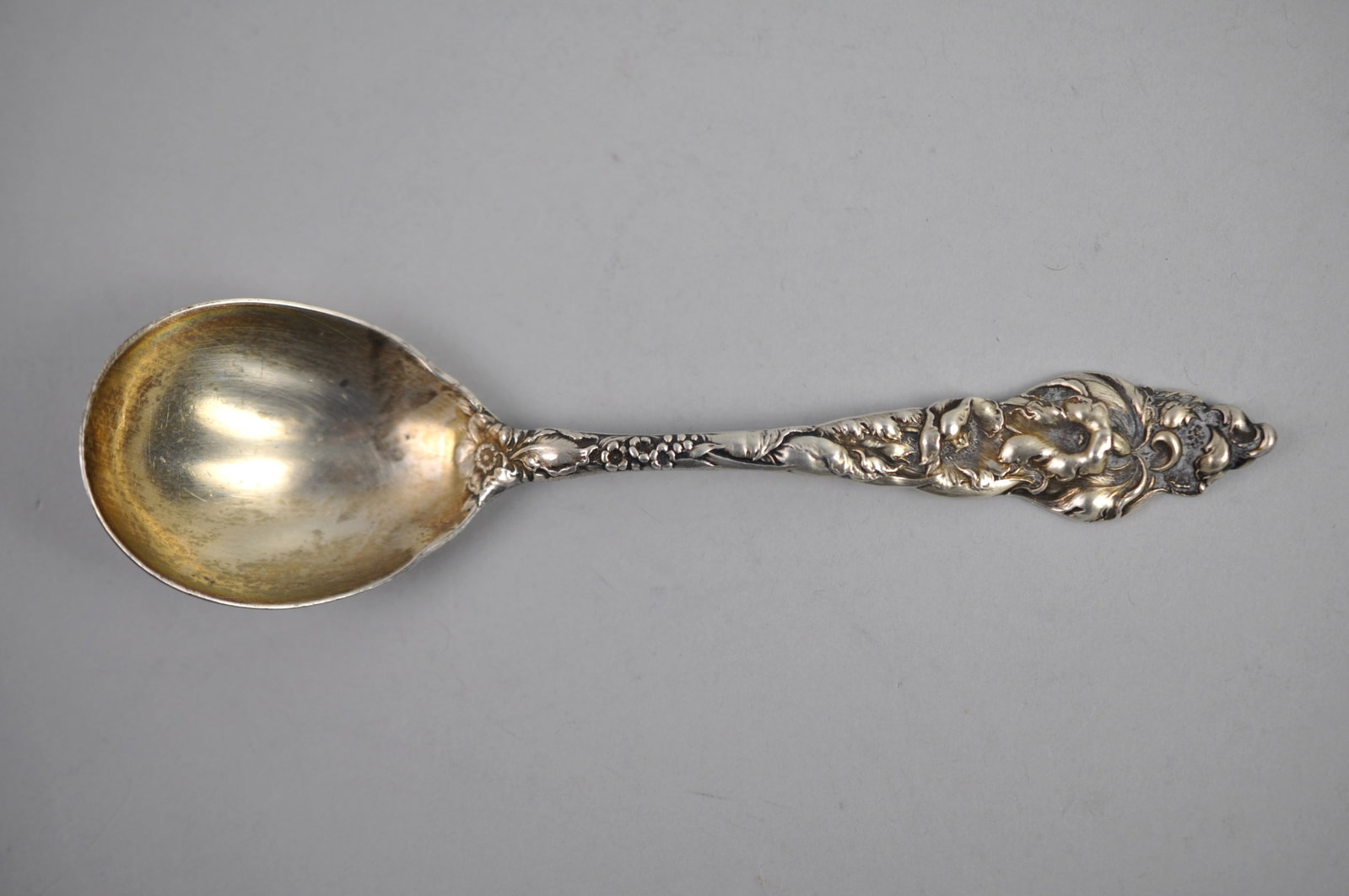Reed Barton Les Six Fleurs Sterling Ladle: ?Metal: Sterling Silver Manufacturer:?Reed & Barton Dimensions:?Approx 6" Weight:? 1.24 ozt Condition: Light to Moderate Patina