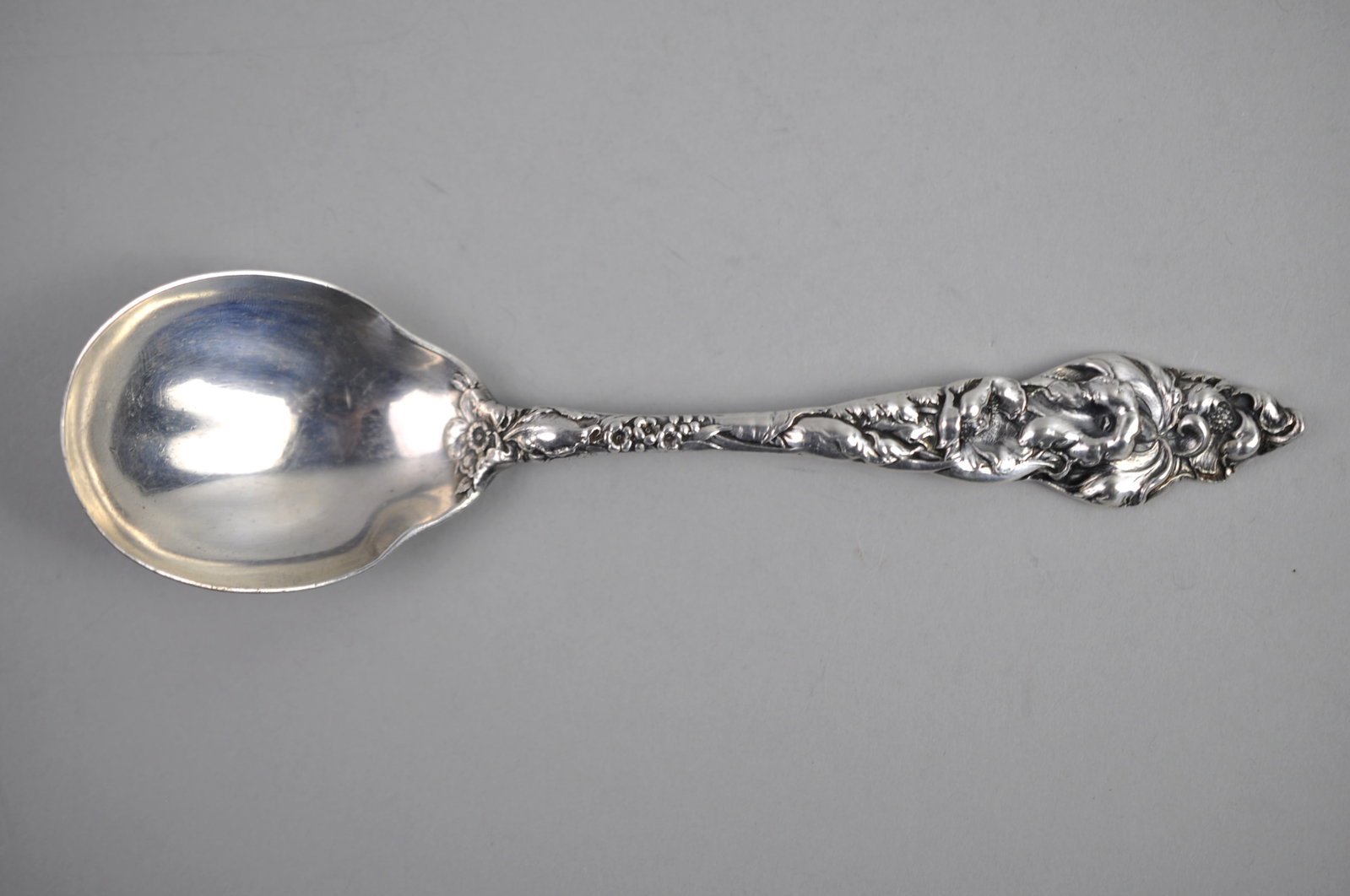 Reed Barton Les Six Fleurs Sterling Bouillon Spoon: ?Metal: Sterling Silver Manufacturer:?Reed & Barton Dimensions:?Approx 6" Weight:?1.23?ozt Condition: Light to Moderate Patina <