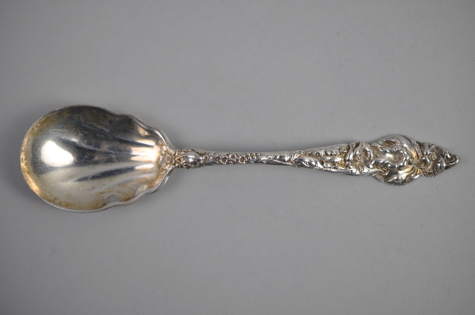 Reed Barton Les Six Fleurs Sterling Berry Spoon: ?Metal: Sterling Silver Manufacturer:?Reed & Barton Dimensions:?Approx 1/2" Weight:??1.79 ozt Condition: Light to Moderate Patina <