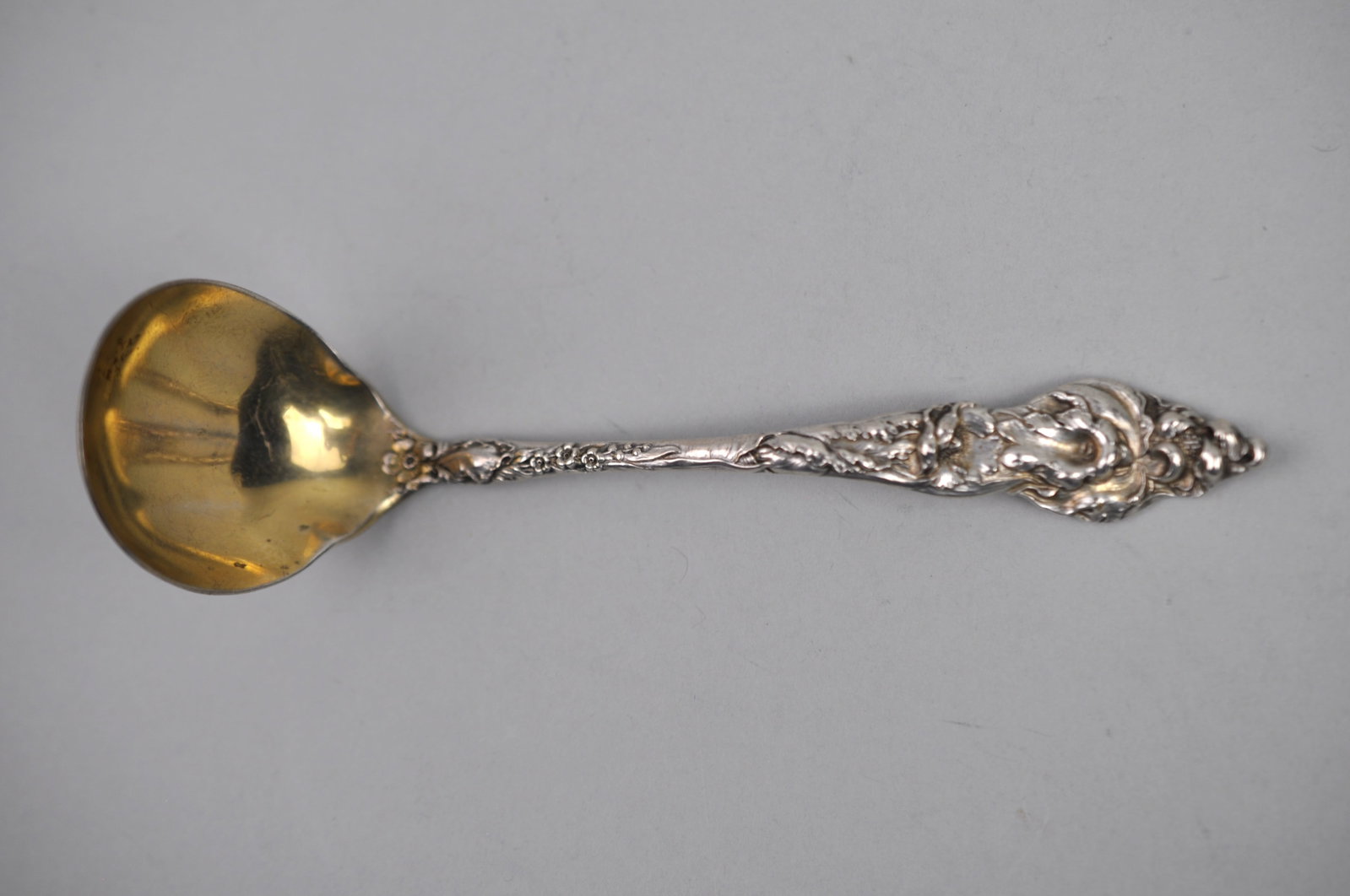 Reed Barton Les Six Fleurs Sterling Ladle: ?Metal: Sterling Silver Manufacturer:?Reed & Barton Dimensions: Approx 6" Weight:? 1.05 ozt Condition: Light to Moderate Patina Additional Information: Impressive Reed & Barton Les Six Fleurs