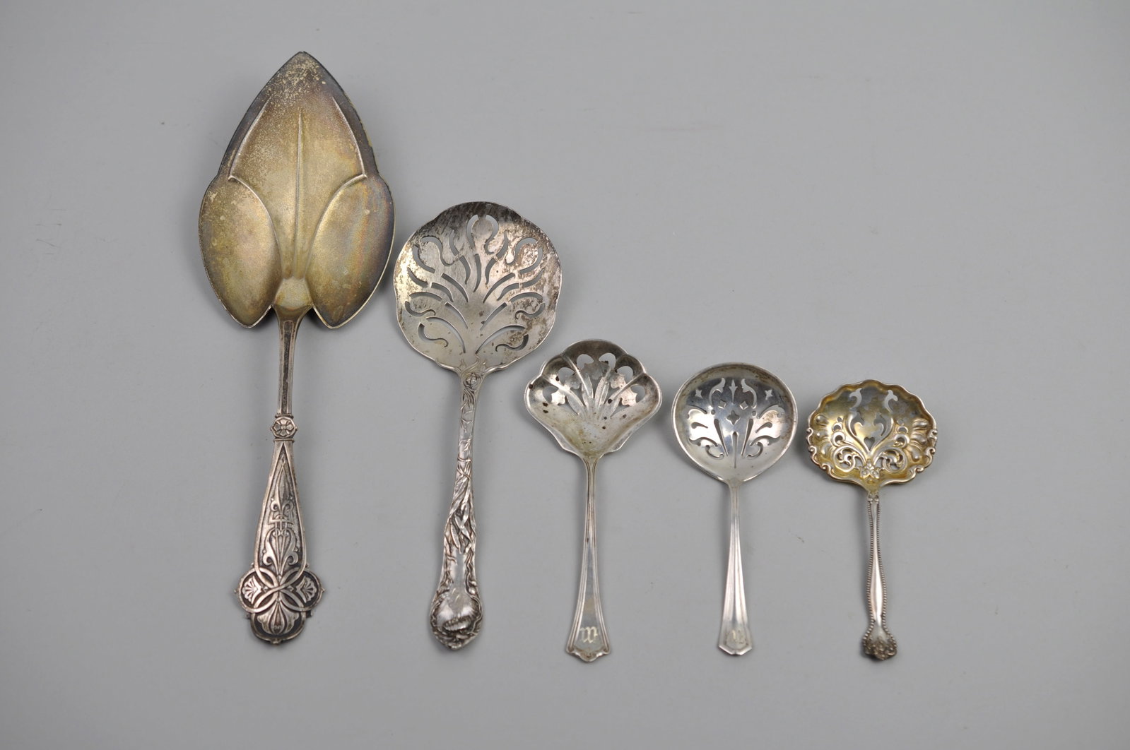 Sterling Silver Pierced Serving Spoons Pie Server: Metal: Sterling Silver Manufacturer:?Various Dimensions:?Various Weight: <