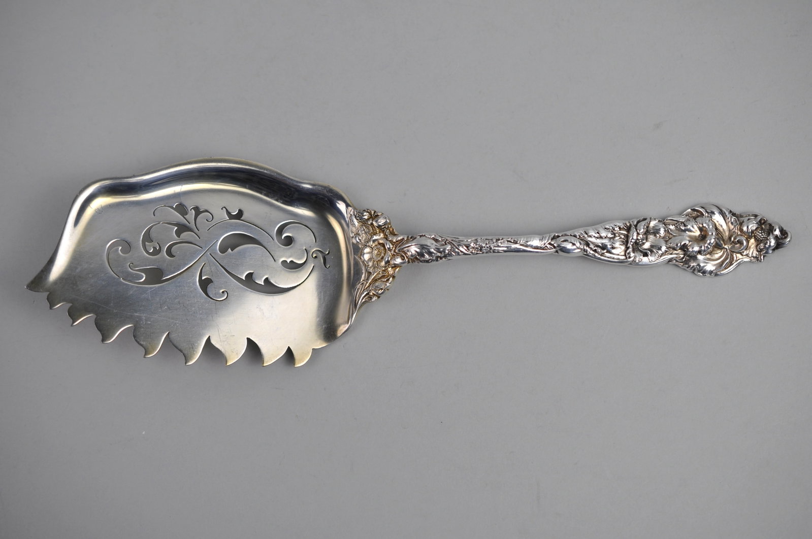 Reed Barton Les Six Fleurs Pattern Sterling Silver Macaroni Server: Metal: Sterling Silver Manufacturer:?Reed & Barton Dimensions:?11 3" W