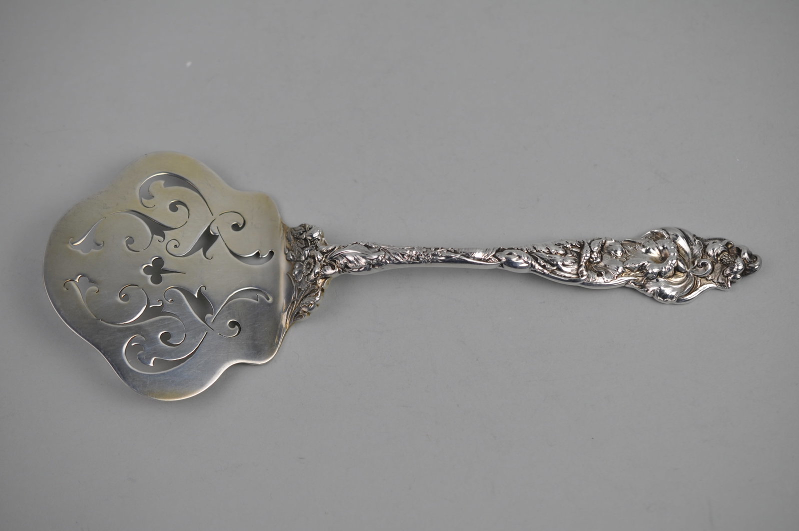 Les Six Fleurs Sterling Waffle Server: Metal: Sterling Silver Manufacturer:?Reed & Barton Dimensions:?9.25 3.5"