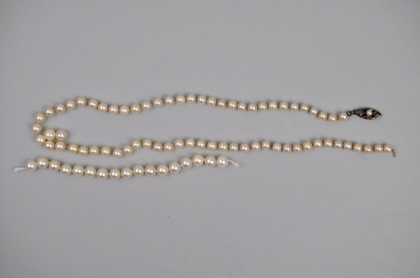 Sterling Cultured Pearl Necklace: Metal:?Sterling Silver Clasp Stone Types: Cultured Pearls Dimensions: Pearl sizes approximately 6?8mm (visual estimate) Weight: Approx. 0.74ozt Condition: Strand Broken and in Need of Restringing.