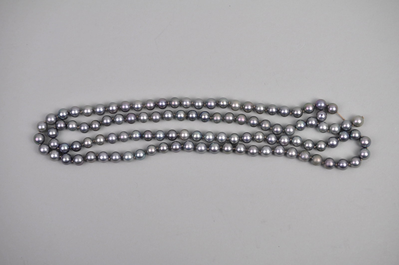 Silver/Blue Pearls Strand: Metal:?N/A Stone Types: Silver/Blue Pearl Dimensions:?Approx 7.5-7.8mm Weight:?2.21 ozt Condition:?Strand with No Clasp and Loose Pearls Additional Information:?Single strand of approximately 108