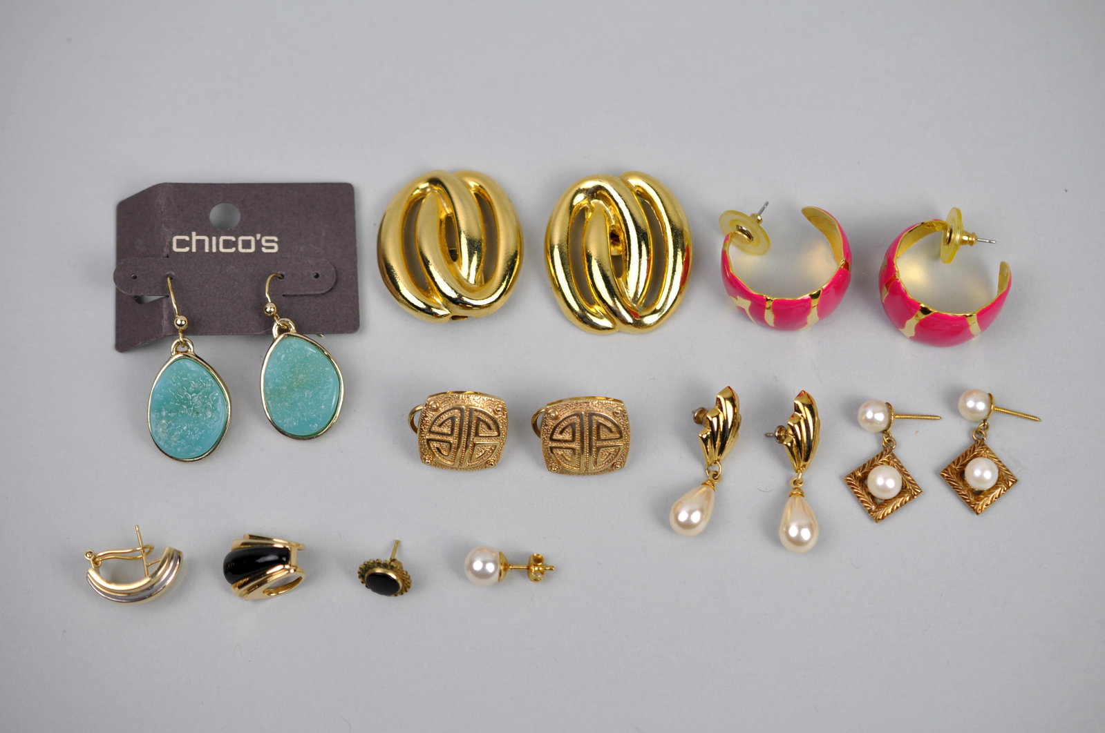 Gold Tone Earrings Chicos Faux Pearl: Metal:?Various Stone Types:?Various Dimensions: Assorted Sizes; Approx. 1/2?2" Weight:?Approx 2.70ozt Condition: Various Additional Information:?Assorted gold-tone fashion earring lot featuring