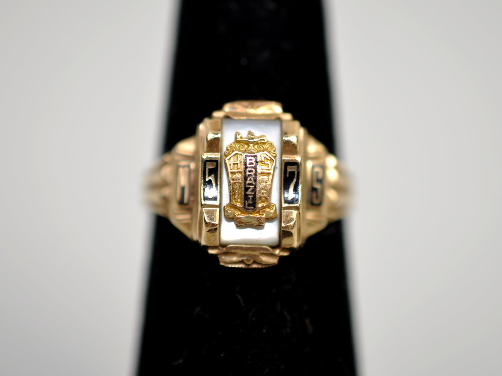 14K Gold Mother of Pearl Ring: Metal: 10K Yellow Gold Stone Types: Mother-of-Pearl Dimensions: Size 5 Weight: Approx. 0.110ozt Condition: No Visible Flaws Additional Information: Vintage 10K yellow gold class ring featuring a