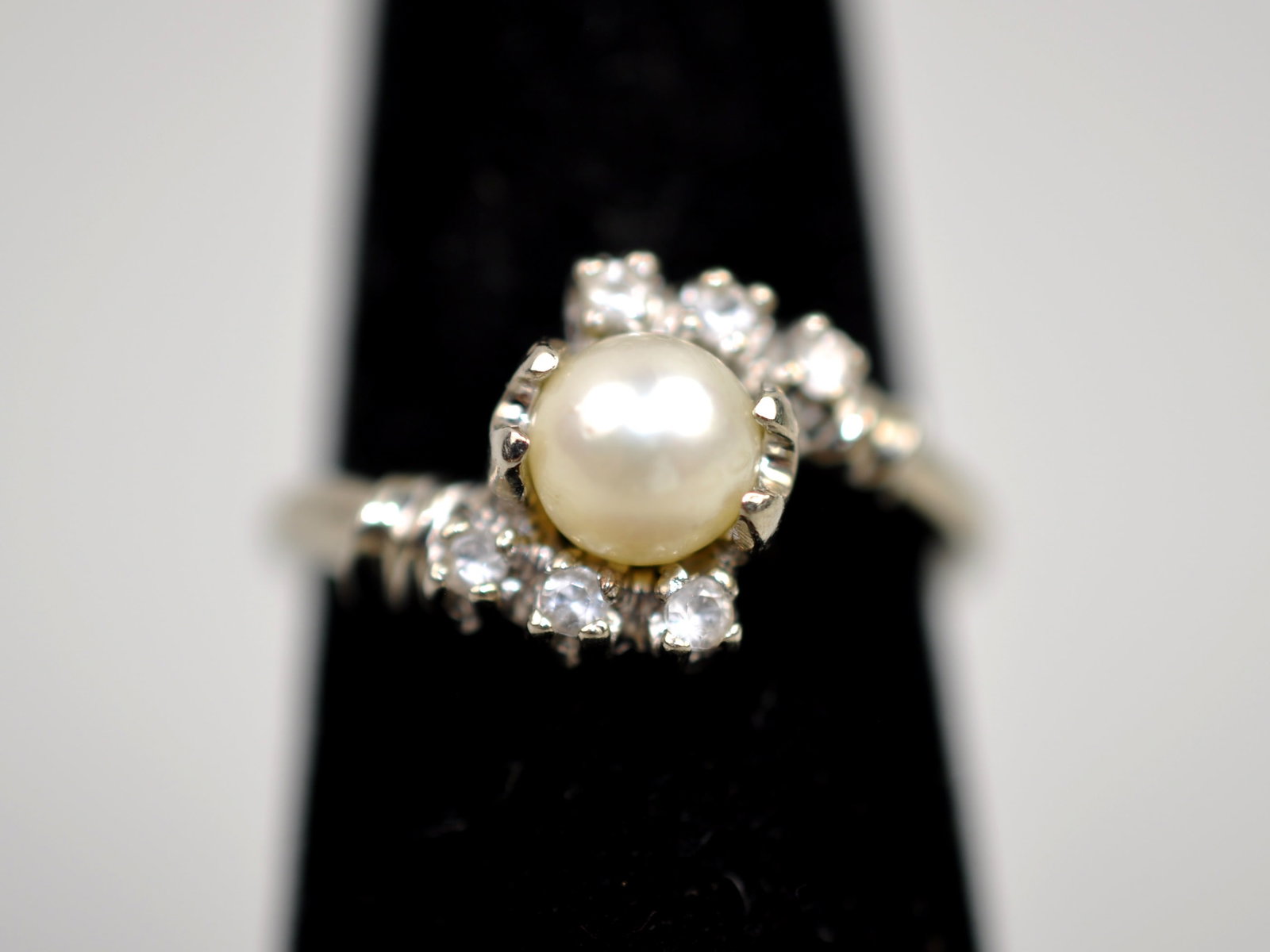 10K White Gold Quartz & Pearl Ring: Metal: 10K White Gold Stone Types: Cultured Pearl, Quartz Dimensions: Size 5.5 Weight: Approx. 0.09ozt Condition: No Visible Flaws <
