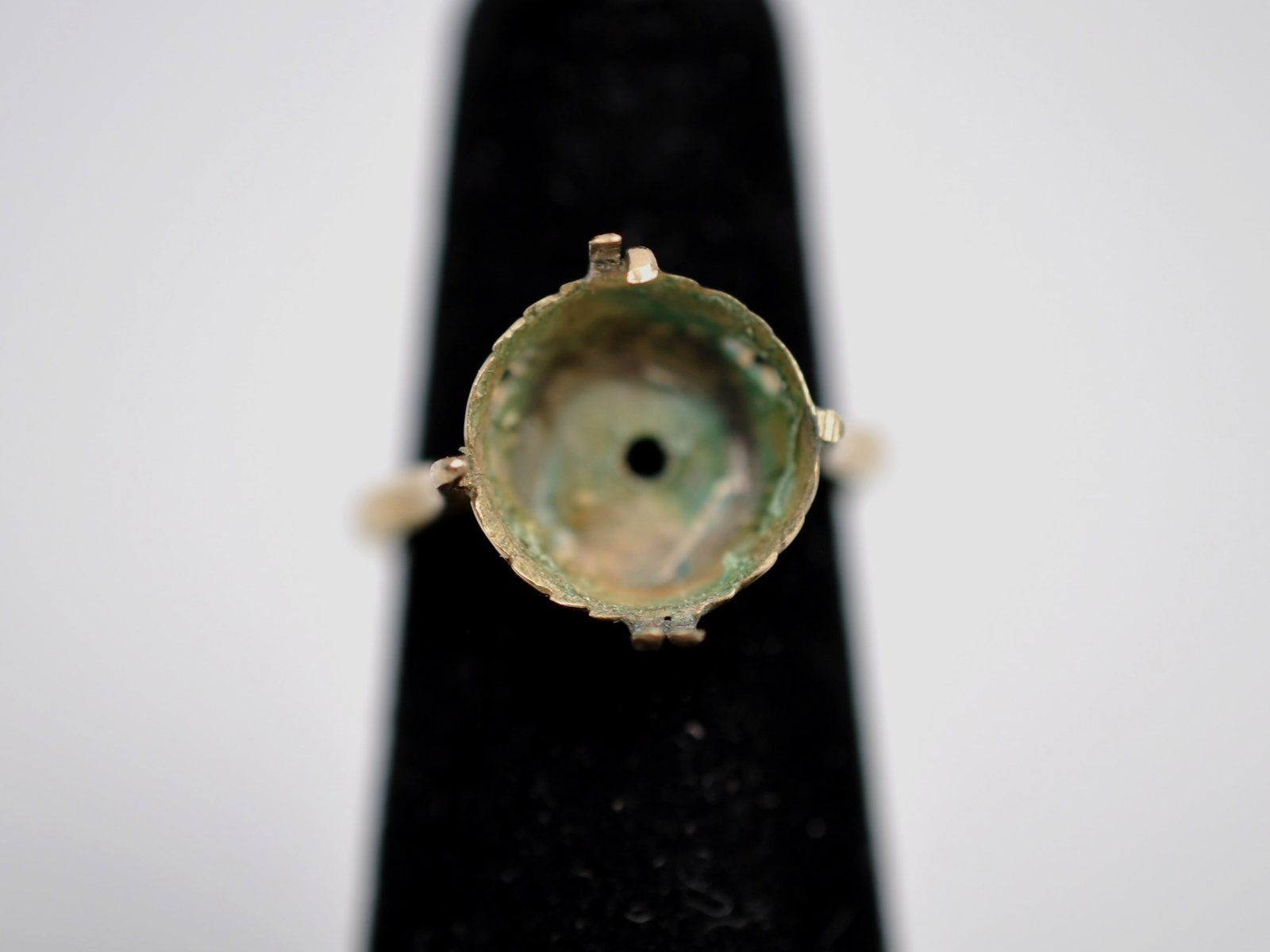 14K Gold Ring Setting: Metal: 14K Yellow Gold Stone Types: Missing Center Stone Dimensions: Size 5 Weight: Approx. 0.10ozt Condition: Center Stone Missing; Prong