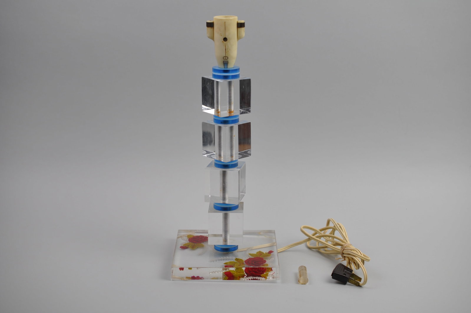 Monowatt Lucite Table Lamp w/ Inlayed Roses: Manufacturer: Monowatt Dimensions: Approx. 14 1/2x6x6 in. Condition: The Bottom Pads/Feet have been Removed. Will Light up, but Turn-Knob Switch is Not Operational Additional Information: This Lucite