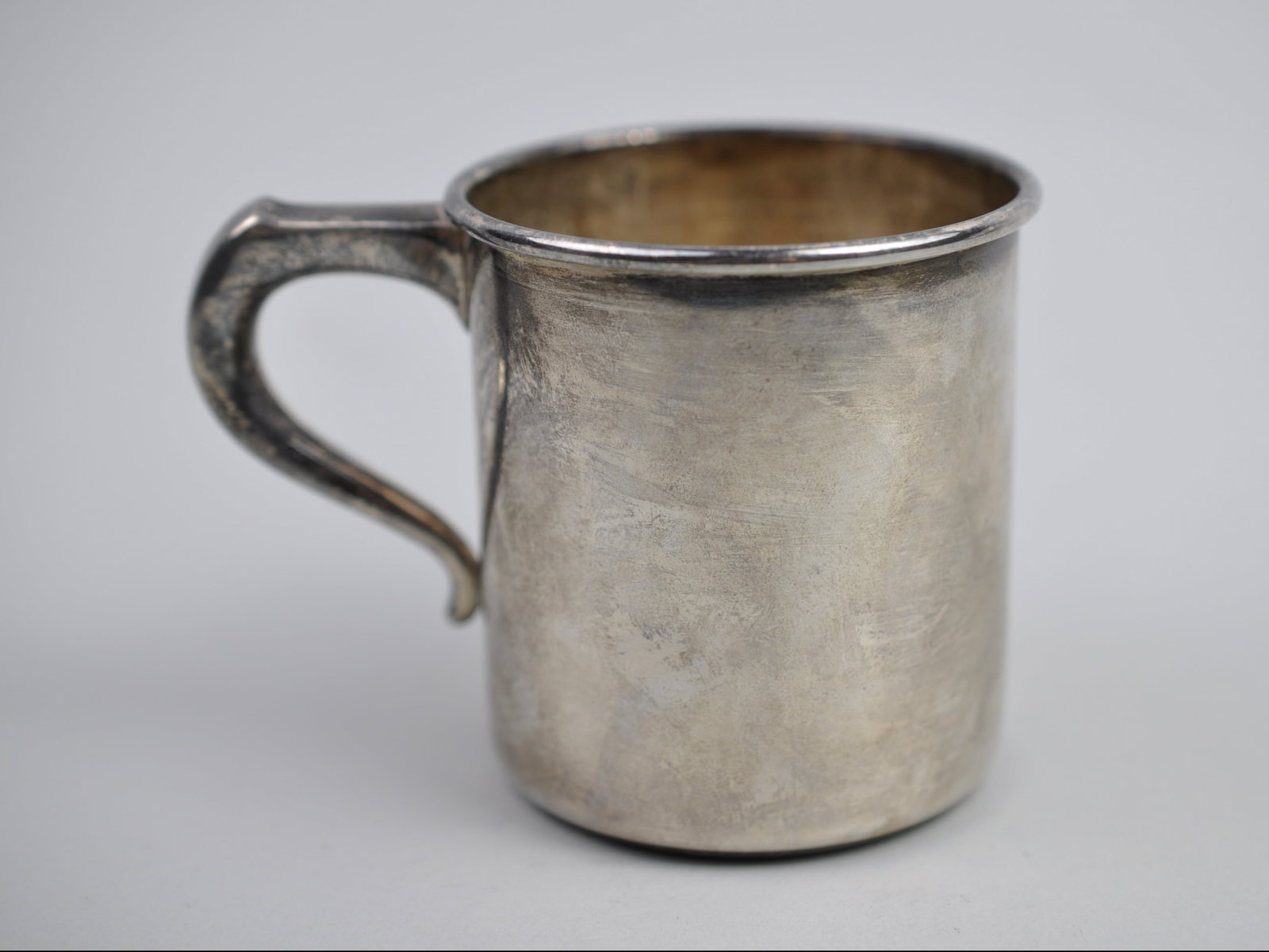 International Sterling Silver Baby Cup: Manufacturer: International Dimensions: Approx. 2 3/4x2 3/4x3 in. Weight: 2.77ozt Condition: Mild Tarnish and Scratching Additional Information: This International Sterling silver baby cup is a