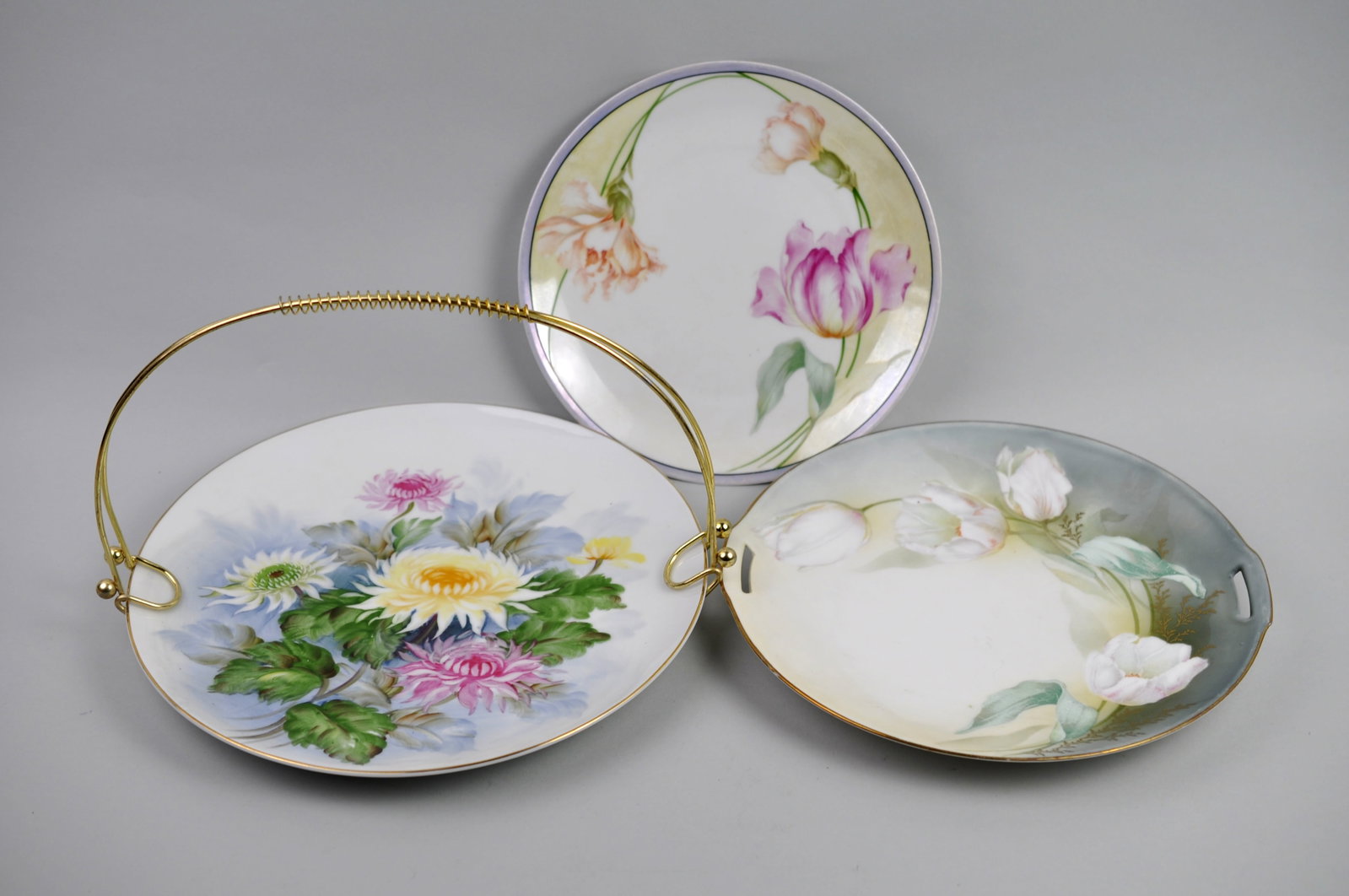 Floral Display Plates: Manufacturer: Reinhold Schlegelmilch Dimensions: Various Condition: No Visible Damage Additional Information: This charming collection features two floral plates by Reinhold Schlegelmilch and one