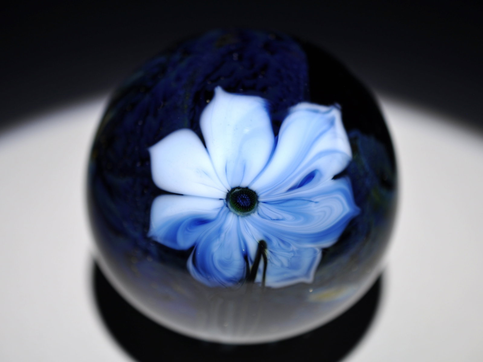 Josh Simpson Shimmering Flower Paperweight (1 of 9)