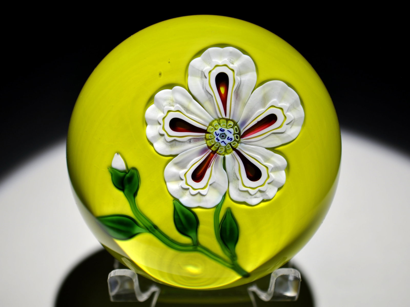 St. Louis 1973 White Lampwork Blossom: Attributed Brand: St. Louis Period: 1973 Style: Lampwork, Millefiori Base: Clear Diameter: 3.30 in. Weight: 1.66lb Condition: No visible flaws Additional Information: A central complex millefiori