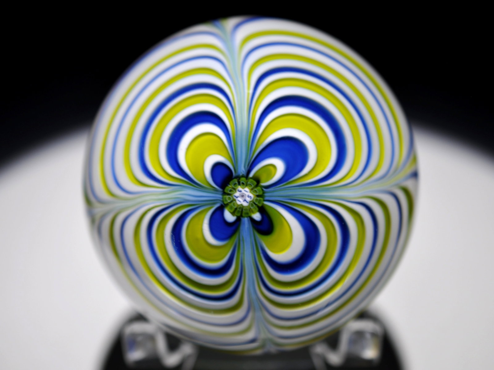 St. Louis 1971 Marbrie Weight: Attributed Brand: Cristal de France, St. Louis Period: 1971 Style : Marbrie Base: Clear Diameter: 3.01 in. Weight: 1.48 lb Condition: No Obvious Flaws Additional Information: A central complex millefi