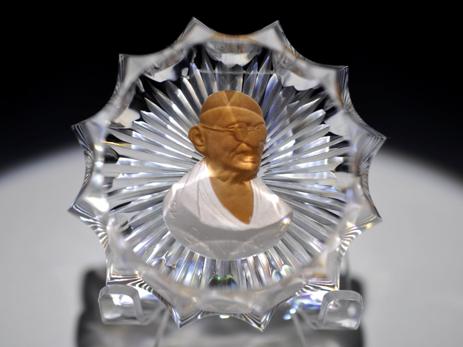 Cristal d'Albret Gandhi Sulphide: Attributed Brand: Cristal d'Albret Period: 1960-70s Style: Sulphide Base: Clear, Star Cut Diameter: 2.68 in. Weight: 0.79 lb Condition: No Obvious Flaws Additional Information: A central white