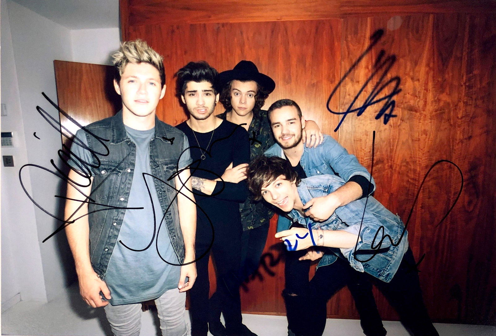 Harry Styles Autograph Signed One Direction Photo: Category: Autograph Photo CollectiblesSize: Width 8 inches x Height 10 inchesAutograph Includes: Harry Styles, Niall Horan, Liam Payne, Louis Tomlinson, Zayn MalikItem is in great condition with no da