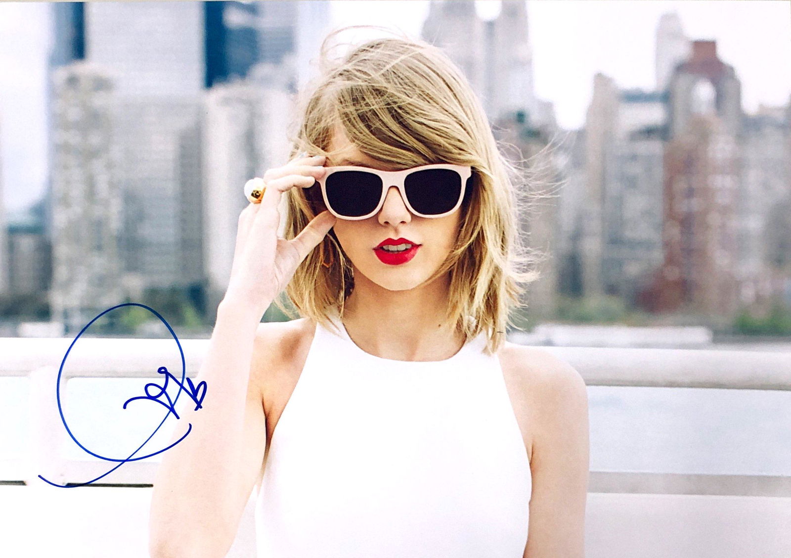Taylor Swift Autograph Signed Photo: Category: Autograph Photo CollectiblesSize: Width 8 inches x Height 10 inchesAutograph Includes: Taylor SwiftItem is in great condition with no damage, unframedIf image of documentation is not attache