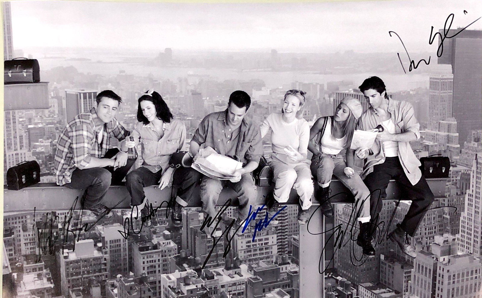 Jennifer Aniston Courteney Cox Autograph Signed FRIENDS: Category: Autograph CollectiblesSize: Width 16 inches x Height 11 inchesAutograph Includes: Jennifer Aniston, Courteney Cox, Lisa Kudrow, Matt LeBlanc, Matthew Perry, David SchwimmerItem is in great c